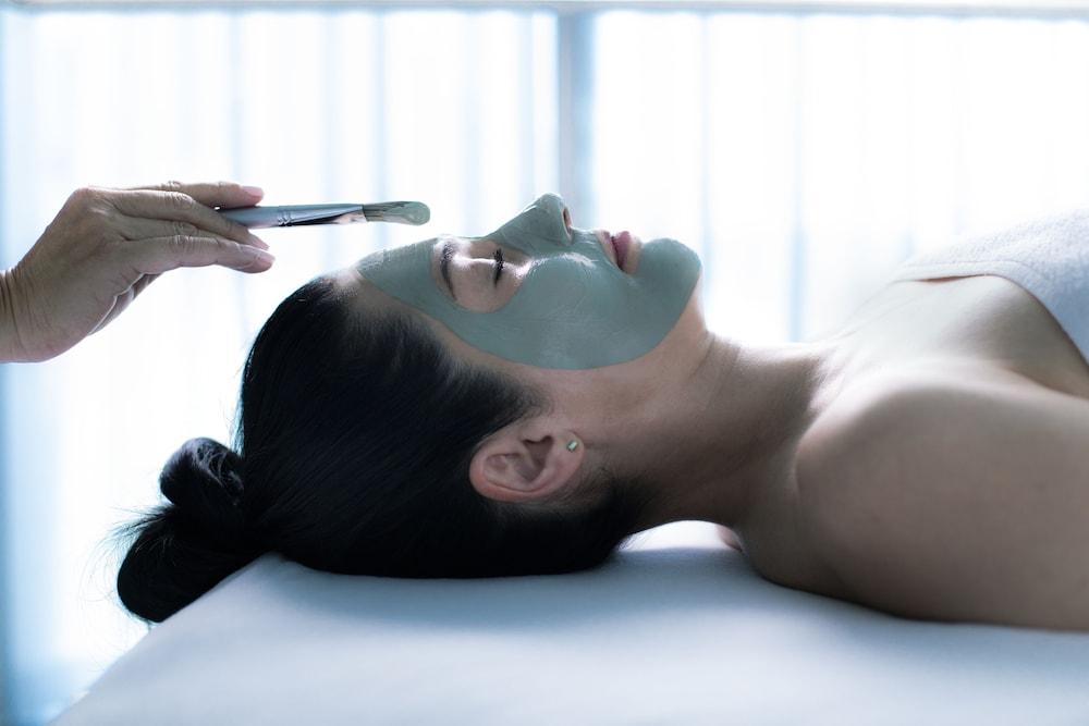 Otl Gouverneur Chicoutimi Exteriör bild A woman with a facial mask