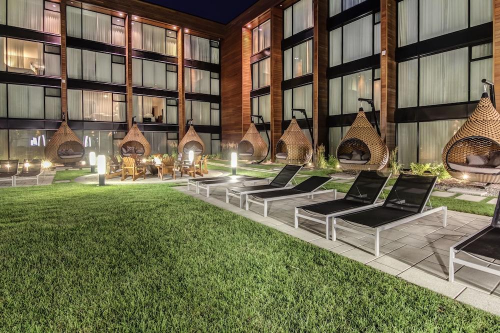 Otl Gouverneur Chicoutimi Exteriör bild The hotel's courtyard