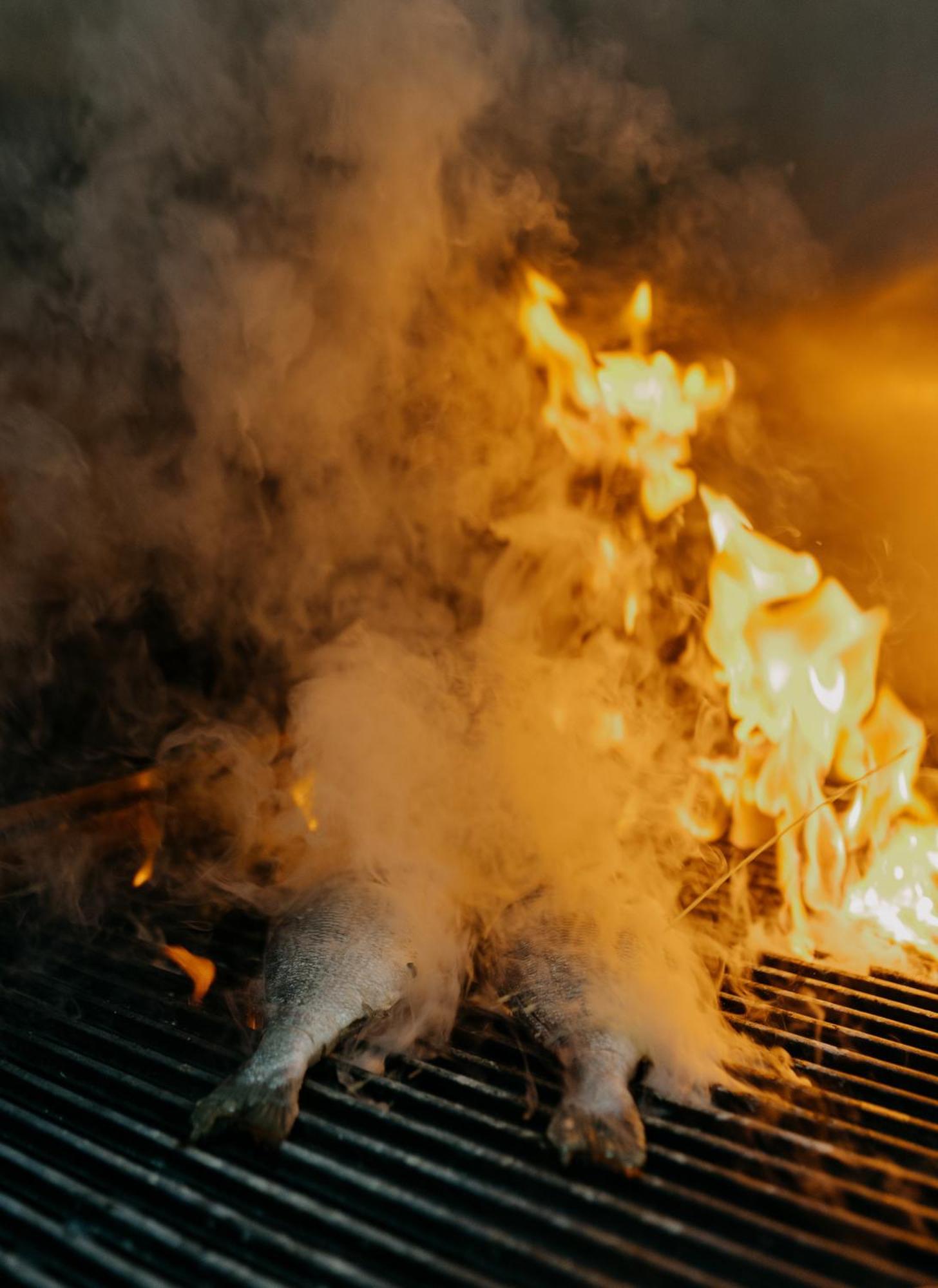 Otl Gouverneur Chicoutimi Exteriör bild A fire in progress