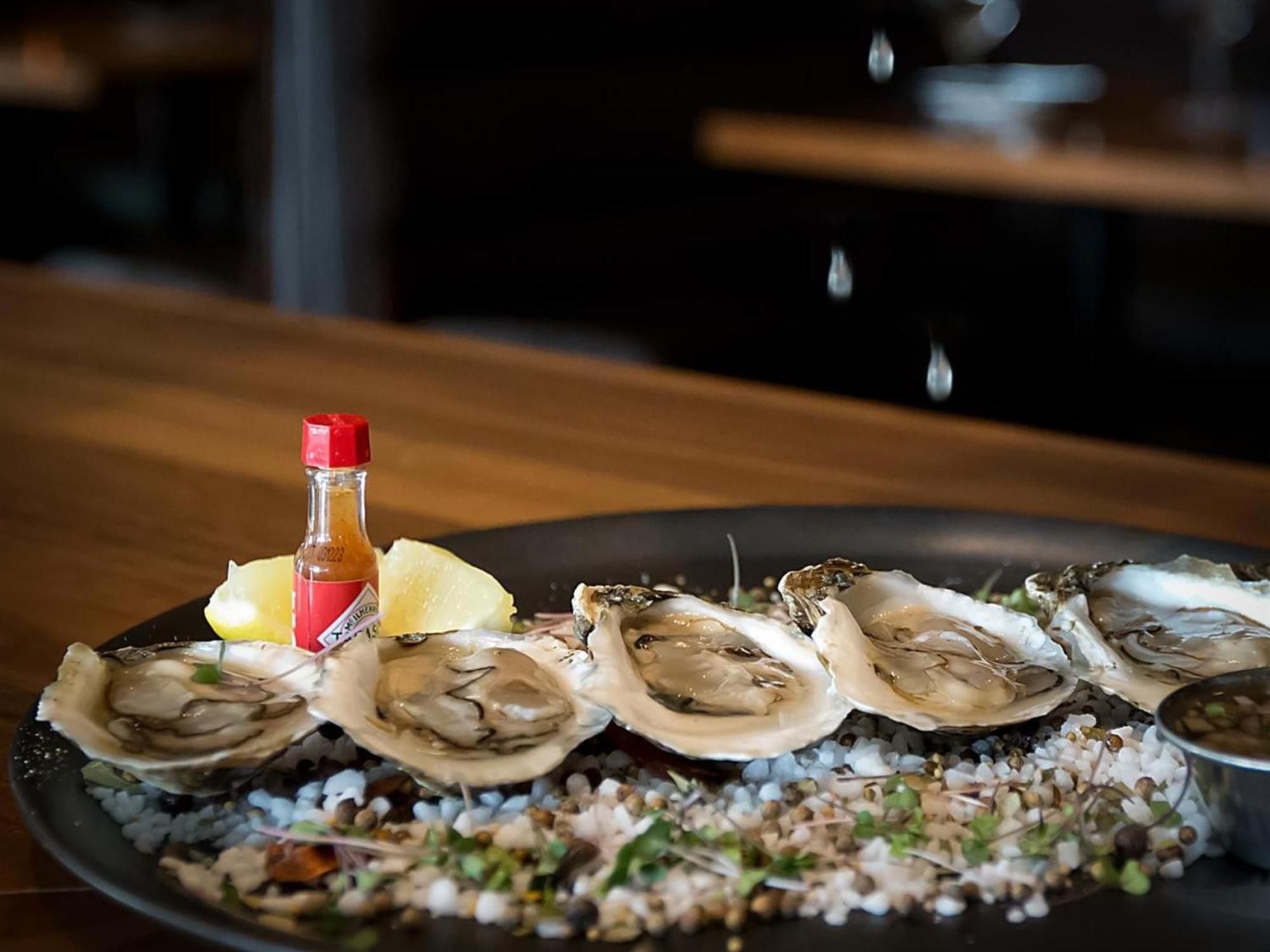 Otl Gouverneur Chicoutimi Exteriör bild Oysters on the half shell