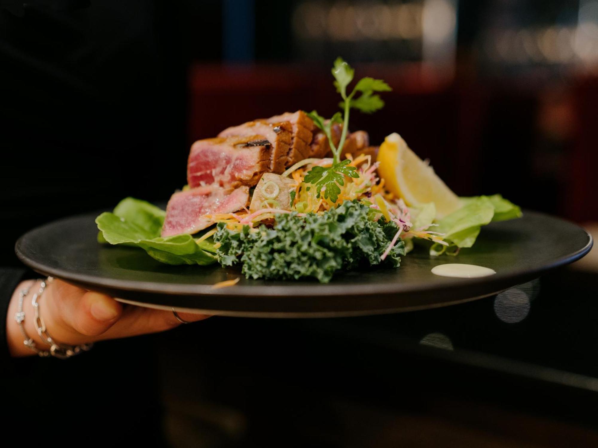 Otl Gouverneur Chicoutimi Exteriör bild A salad