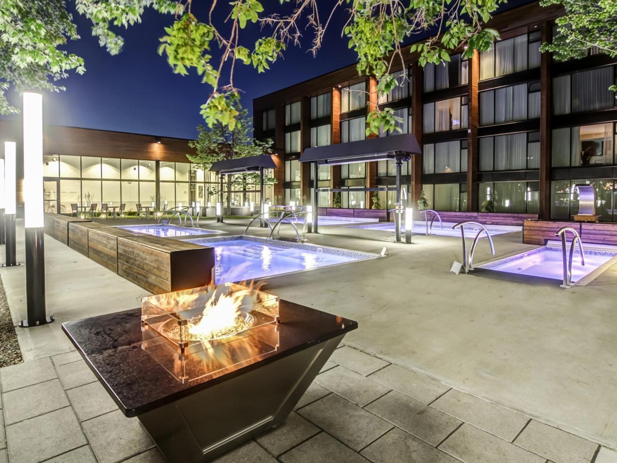 Otl Gouverneur Chicoutimi Exteriör bild The outdoor spa at the Hotel