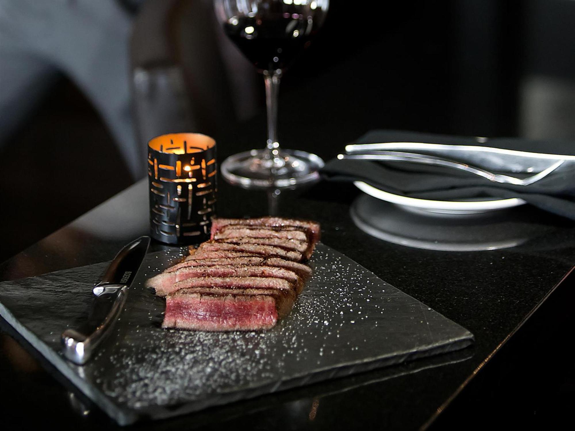 Otl Gouverneur Chicoutimi Exteriör bild A steak at the restaurant