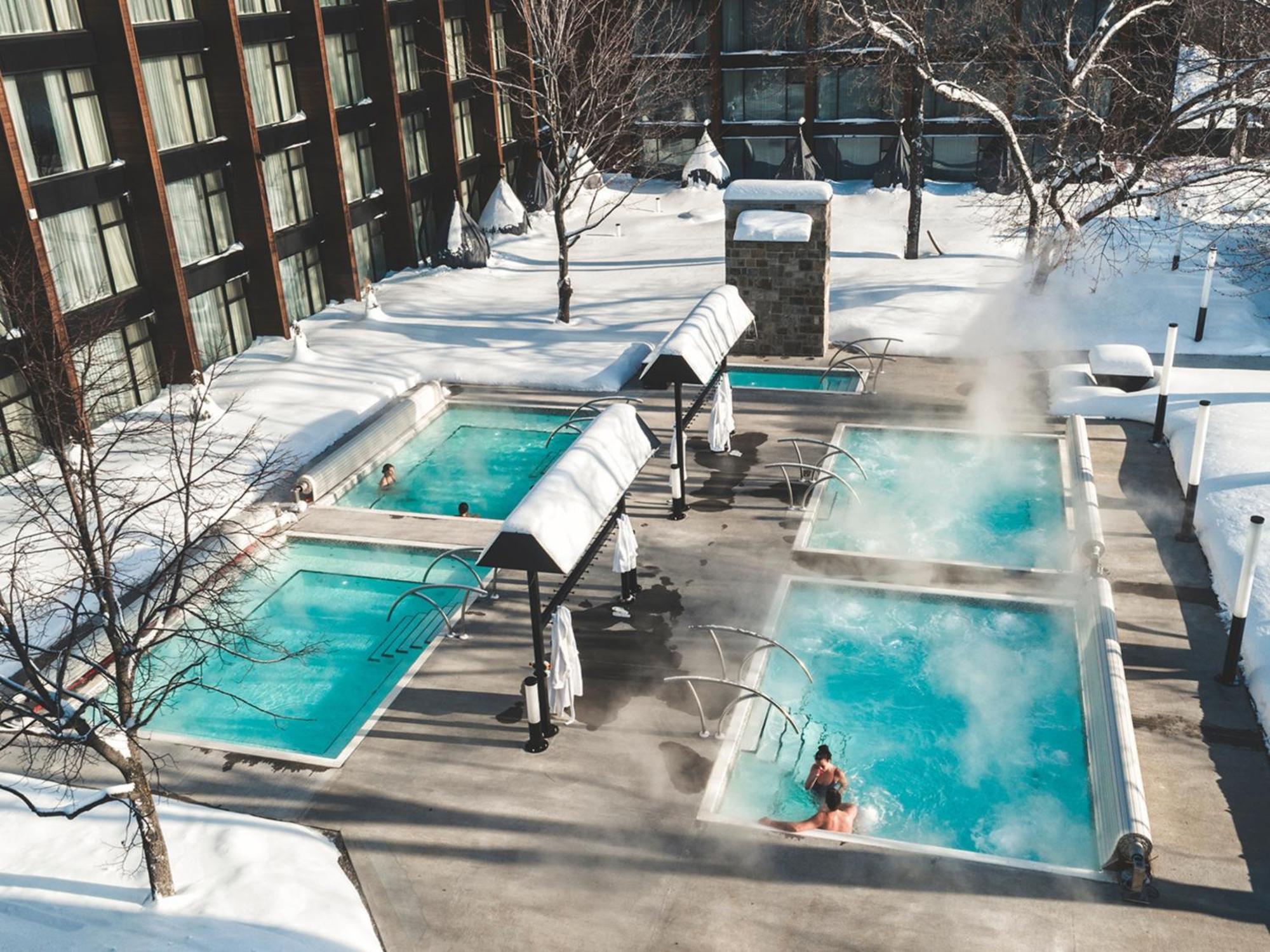 Otl Gouverneur Chicoutimi Exteriör bild Outdoor hot springs at the Hotel Okura, Hakkōda, Sendai, Japan