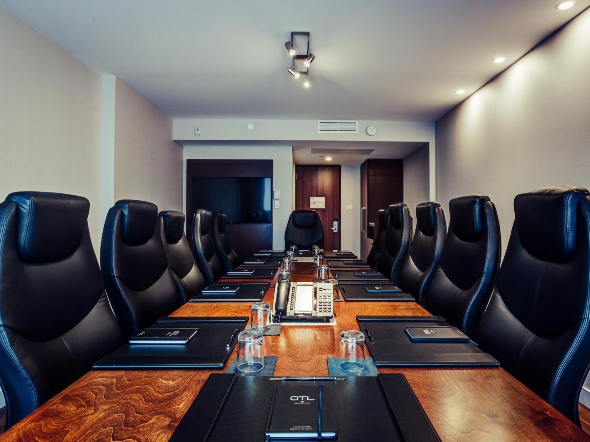 Otl Gouverneur Chicoutimi Exteriör bild Boardroom at the OTL