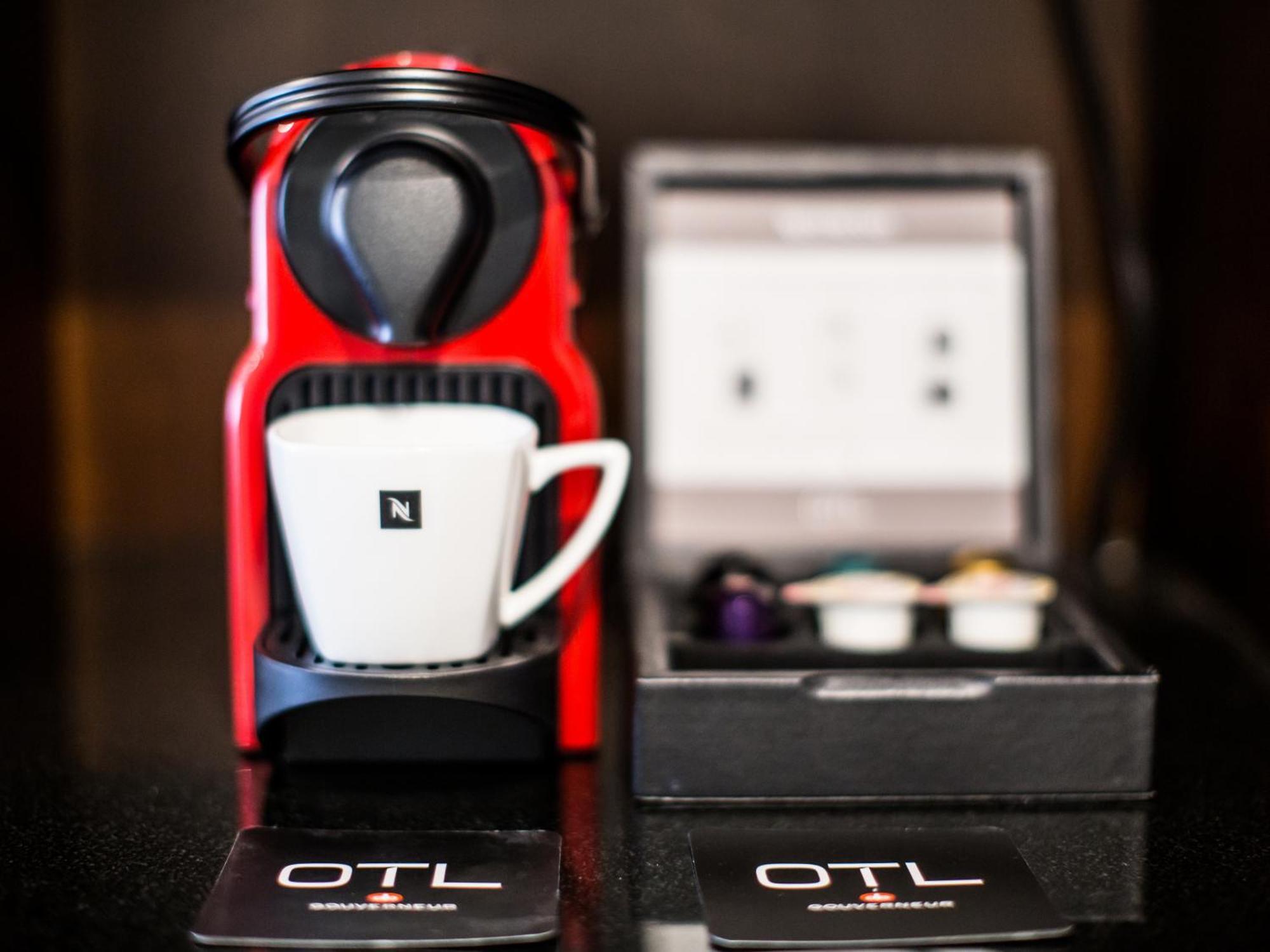 Otl Gouverneur Chicoutimi Exteriör bild A Nespresso Inissia coffee machine