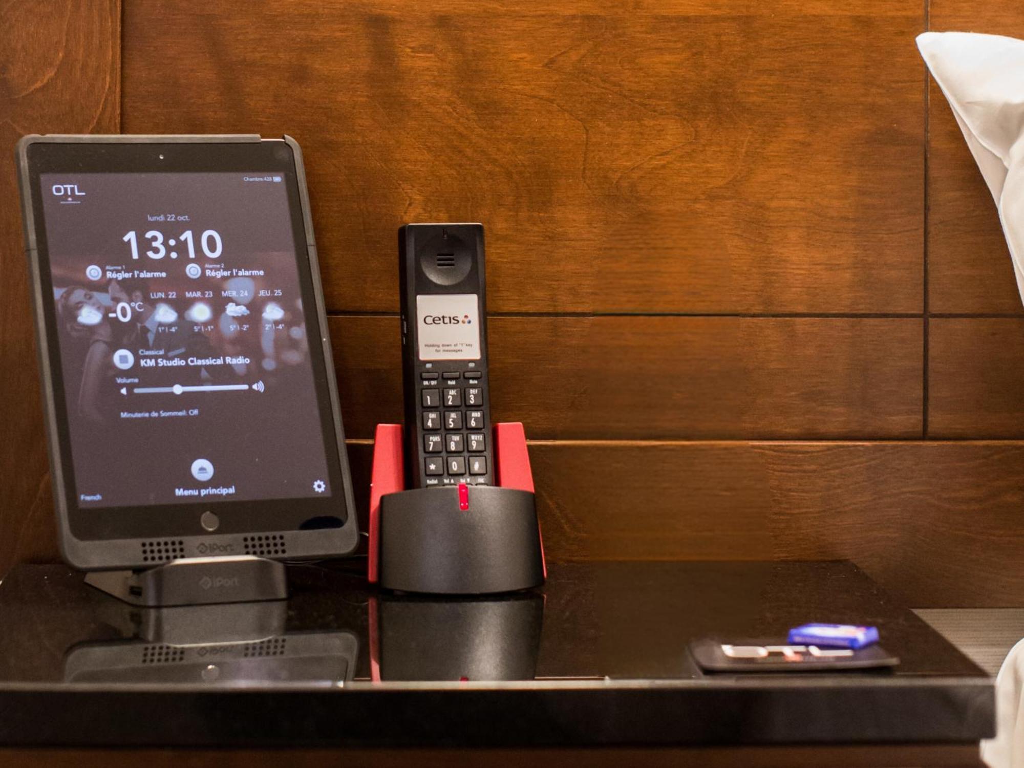 Otl Gouverneur Chicoutimi Exteriör bild A phone and a tablet in a hotel room