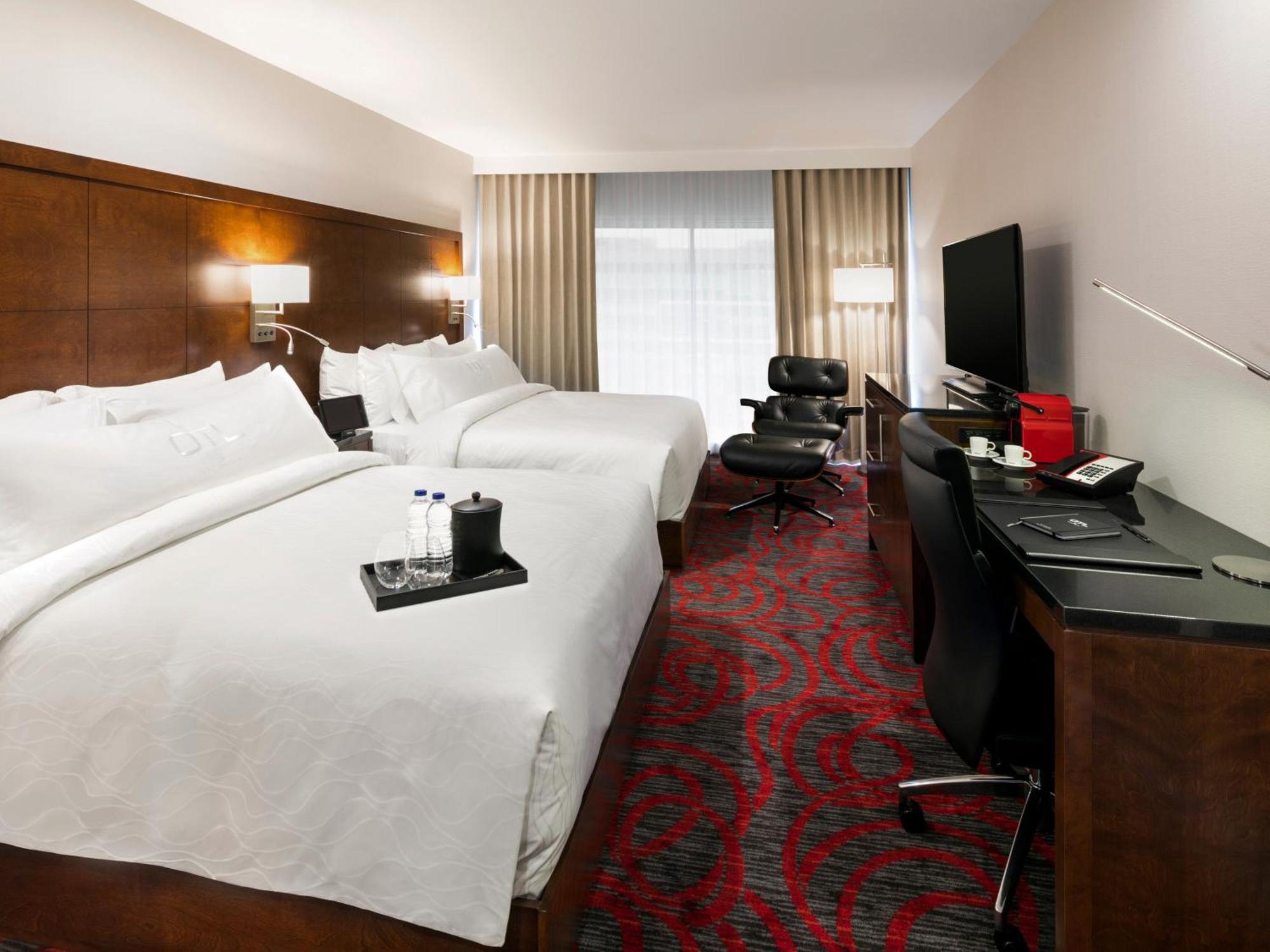 Otl Gouverneur Chicoutimi Exteriör bild A typical guest room at the Renaissance