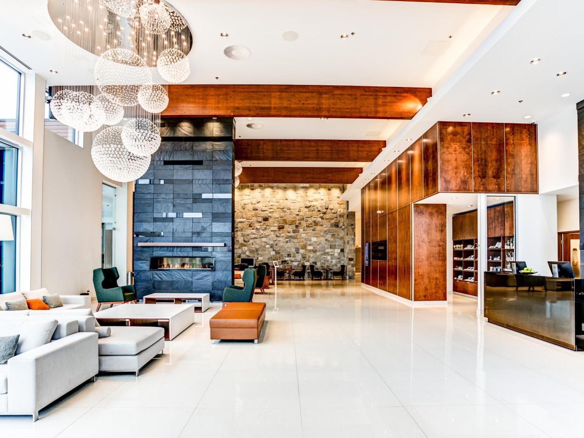 Otl Gouverneur Chicoutimi Exteriör bild The lobby of the Ritz-Carlton, Downtown, Los Angeles
