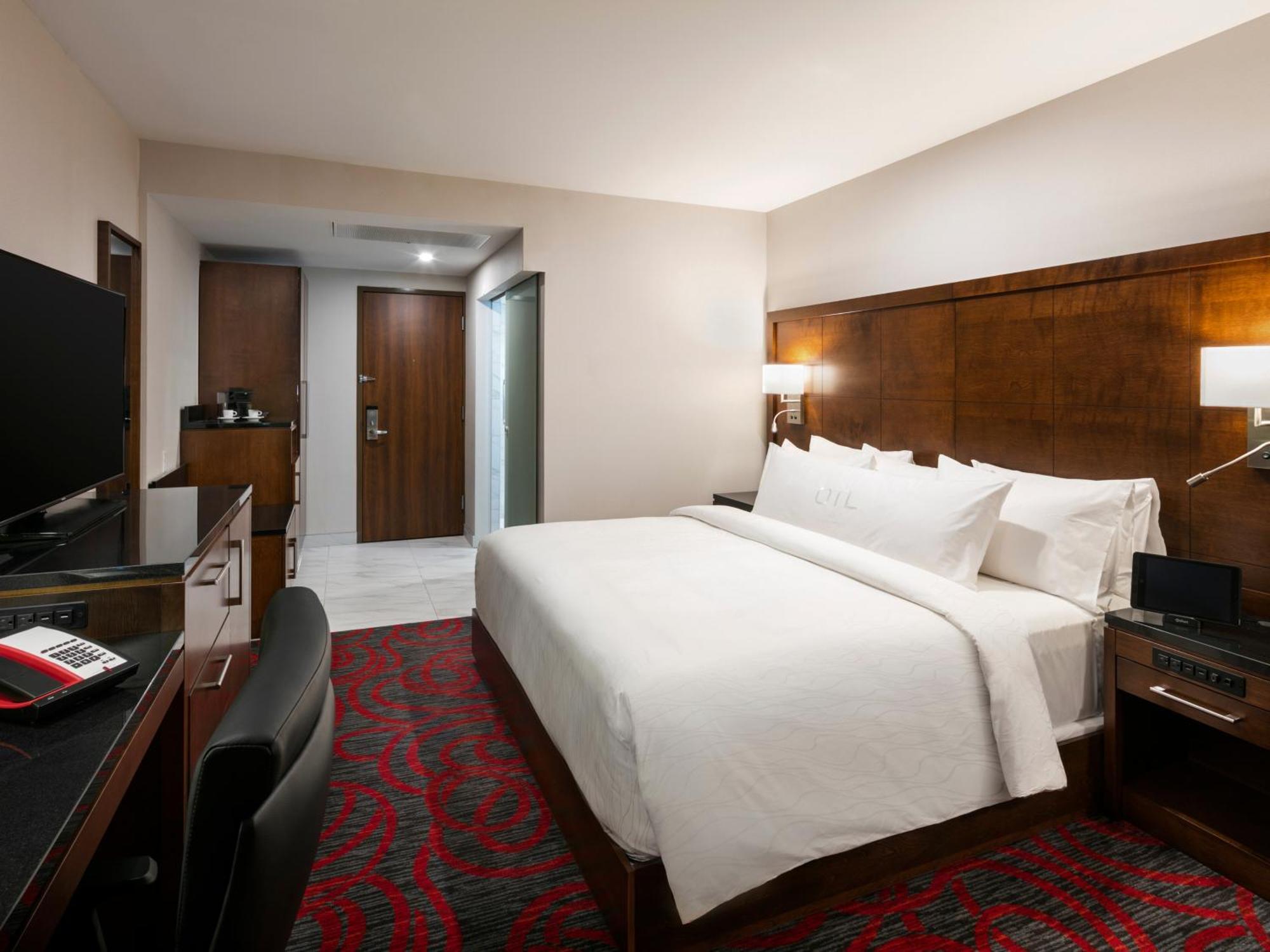 Otl Gouverneur Chicoutimi Exteriör bild A guest room at the hotel