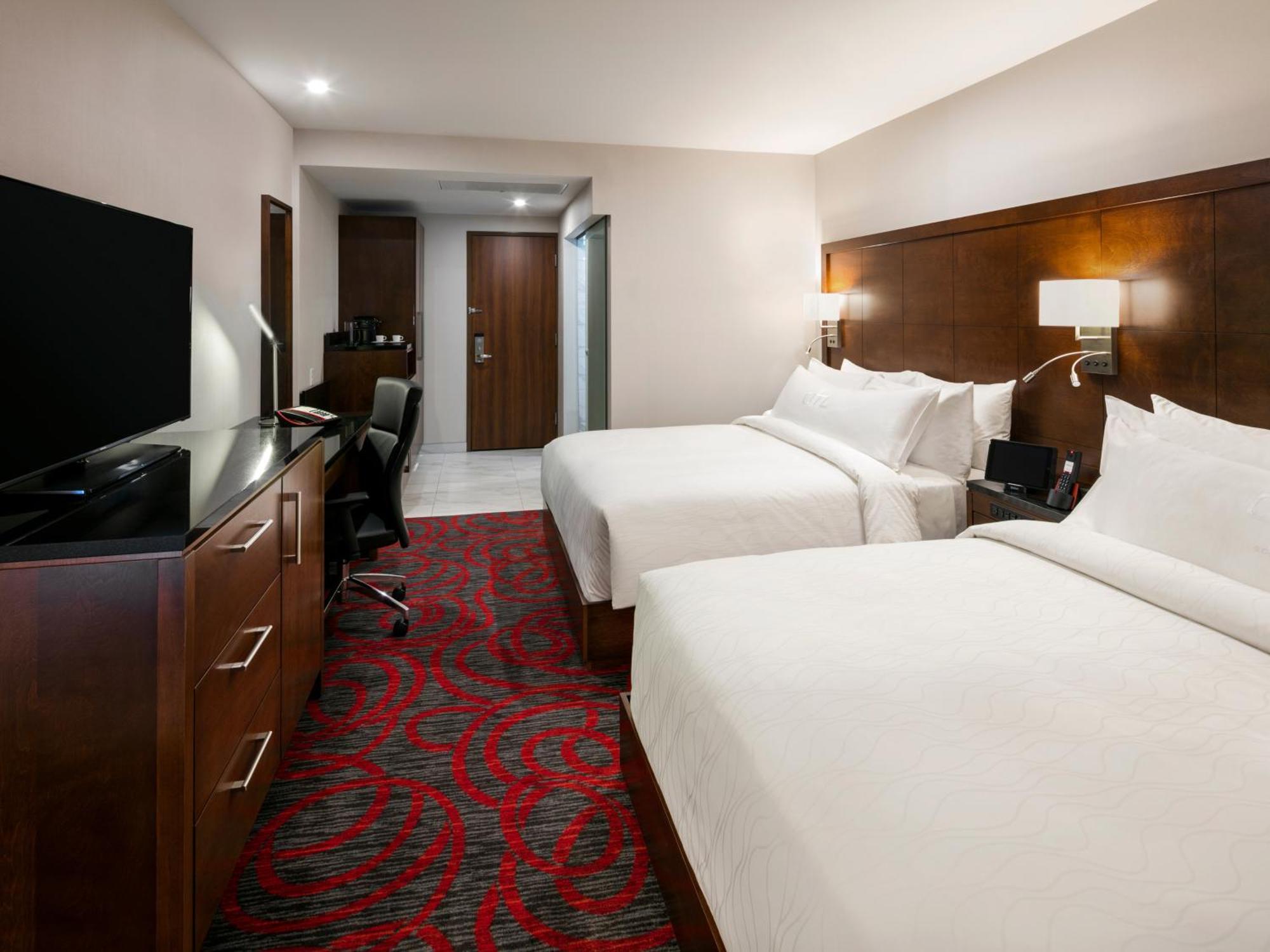 Otl Gouverneur Chicoutimi Exteriör bild A guest room at the Hilton Garden Inn in San Francisco