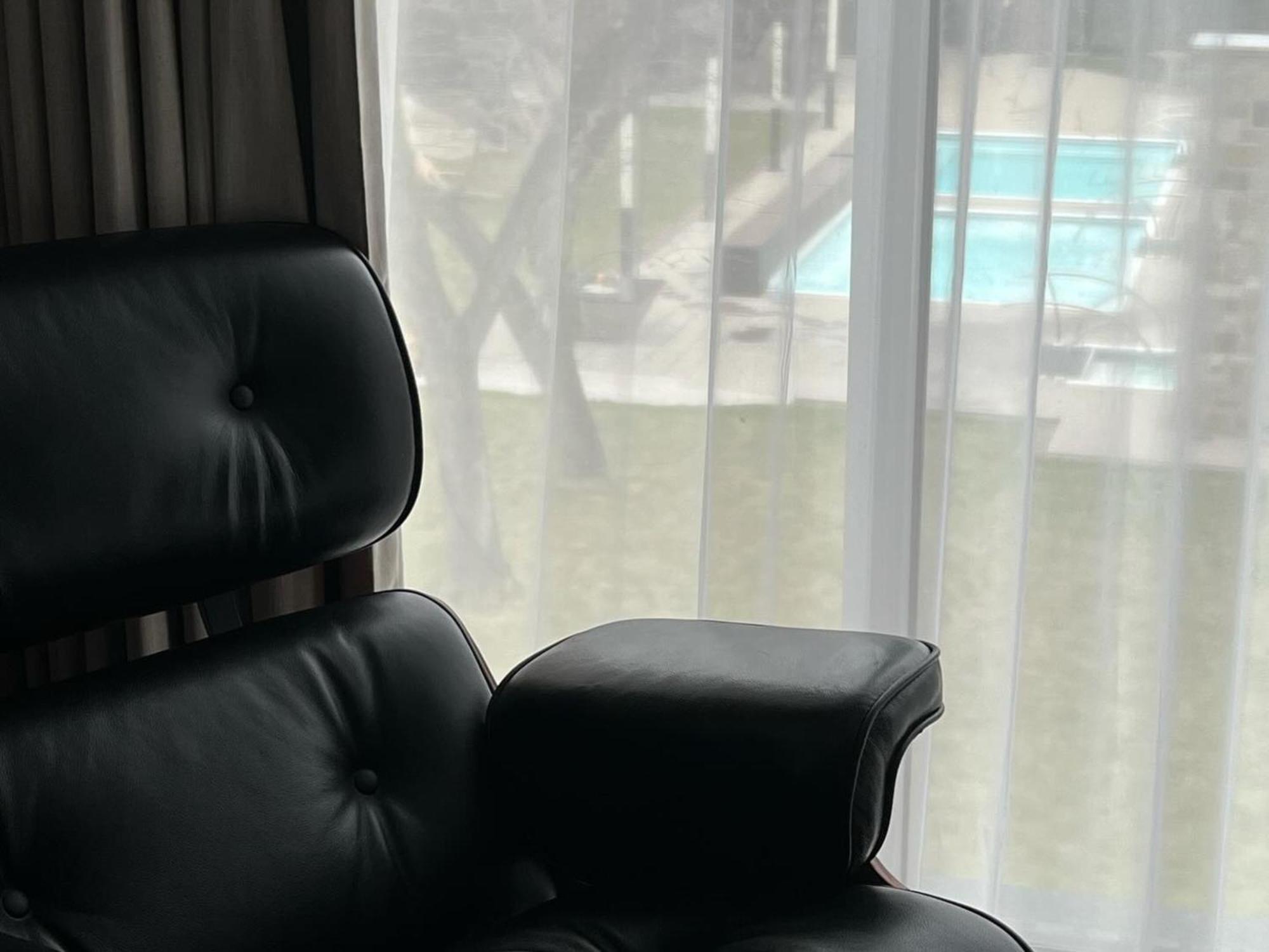 Otl Gouverneur Chicoutimi Exteriör bild A view of the pool from the lobby