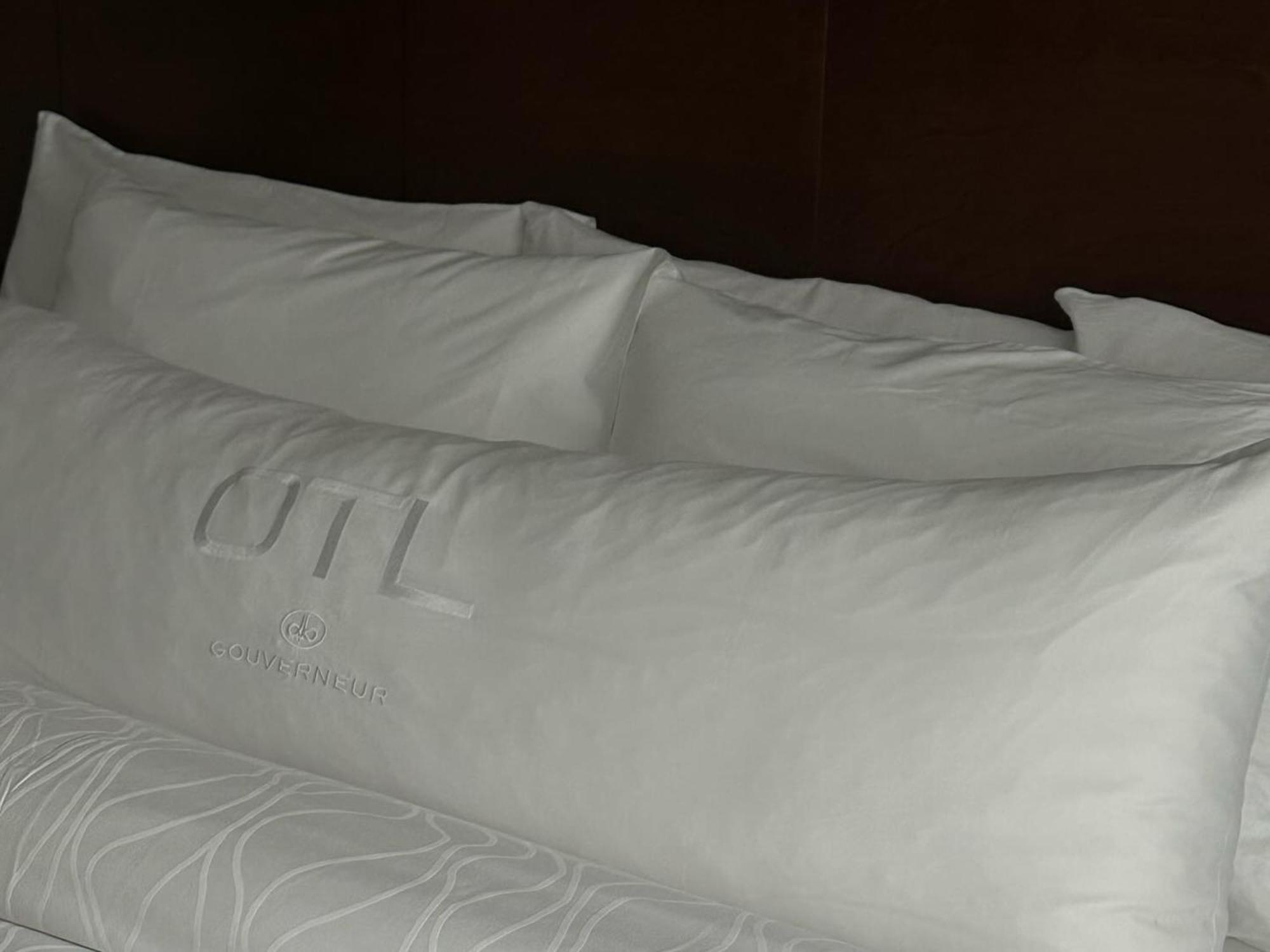 Otl Gouverneur Chicoutimi Exteriör bild A pillowcase