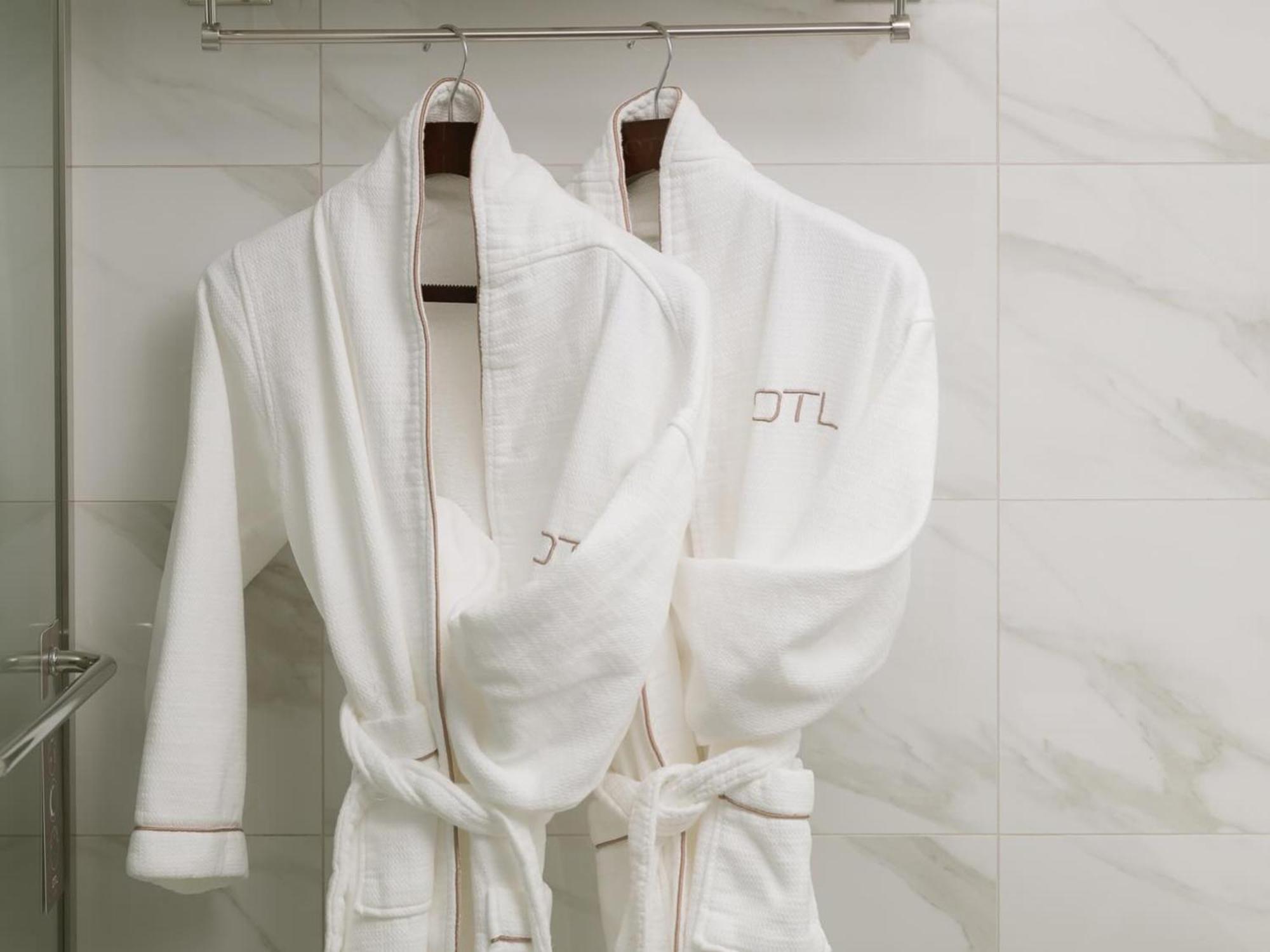 Otl Gouverneur Chicoutimi Exteriör bild Bathrobes