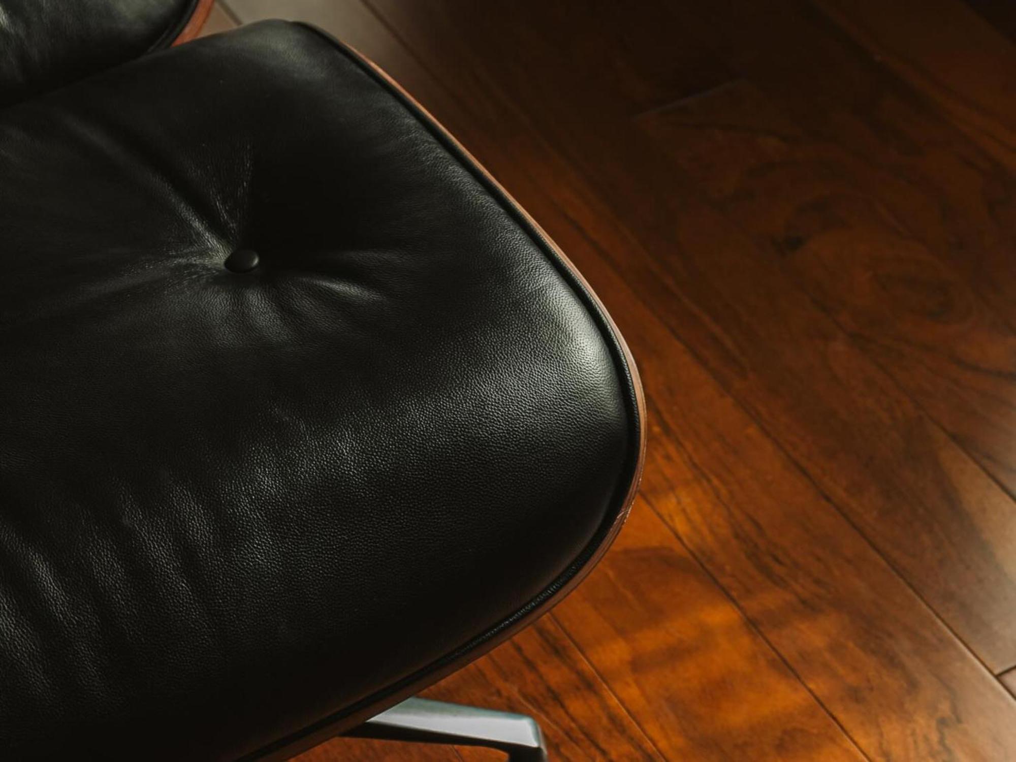 Otl Gouverneur Chicoutimi Exteriör bild Detail of the chair