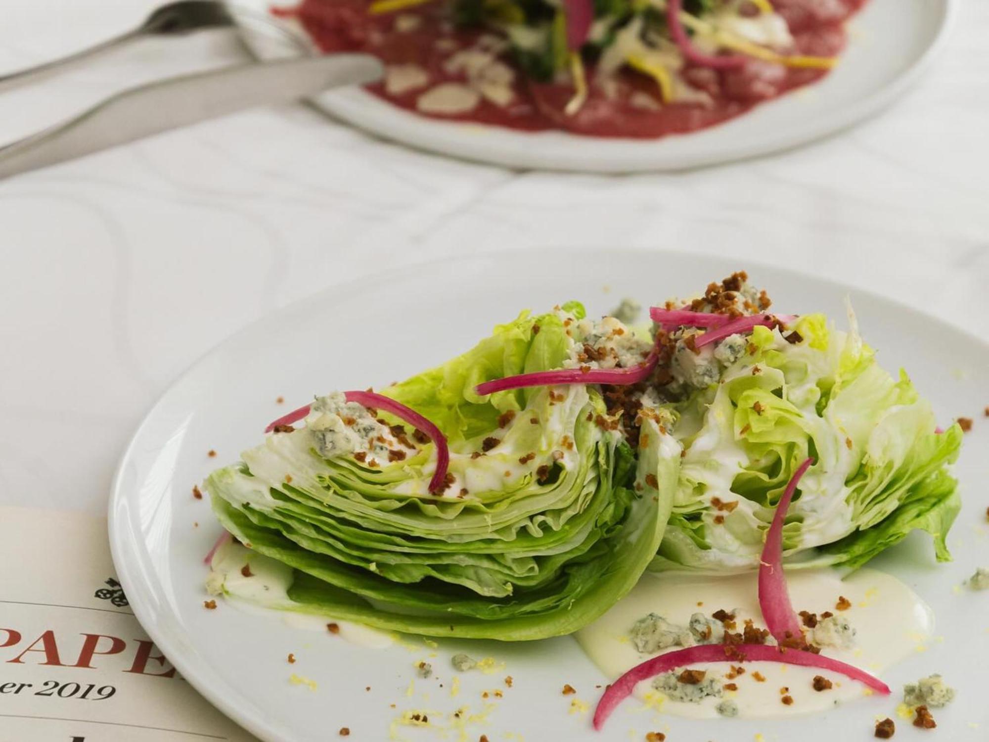 Otl Gouverneur Chicoutimi Exteriör bild A wedge salad
