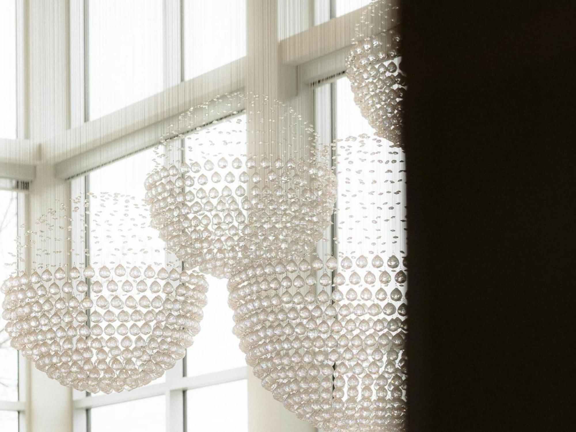 Otl Gouverneur Chicoutimi Exteriör bild The Cloud Chandelier