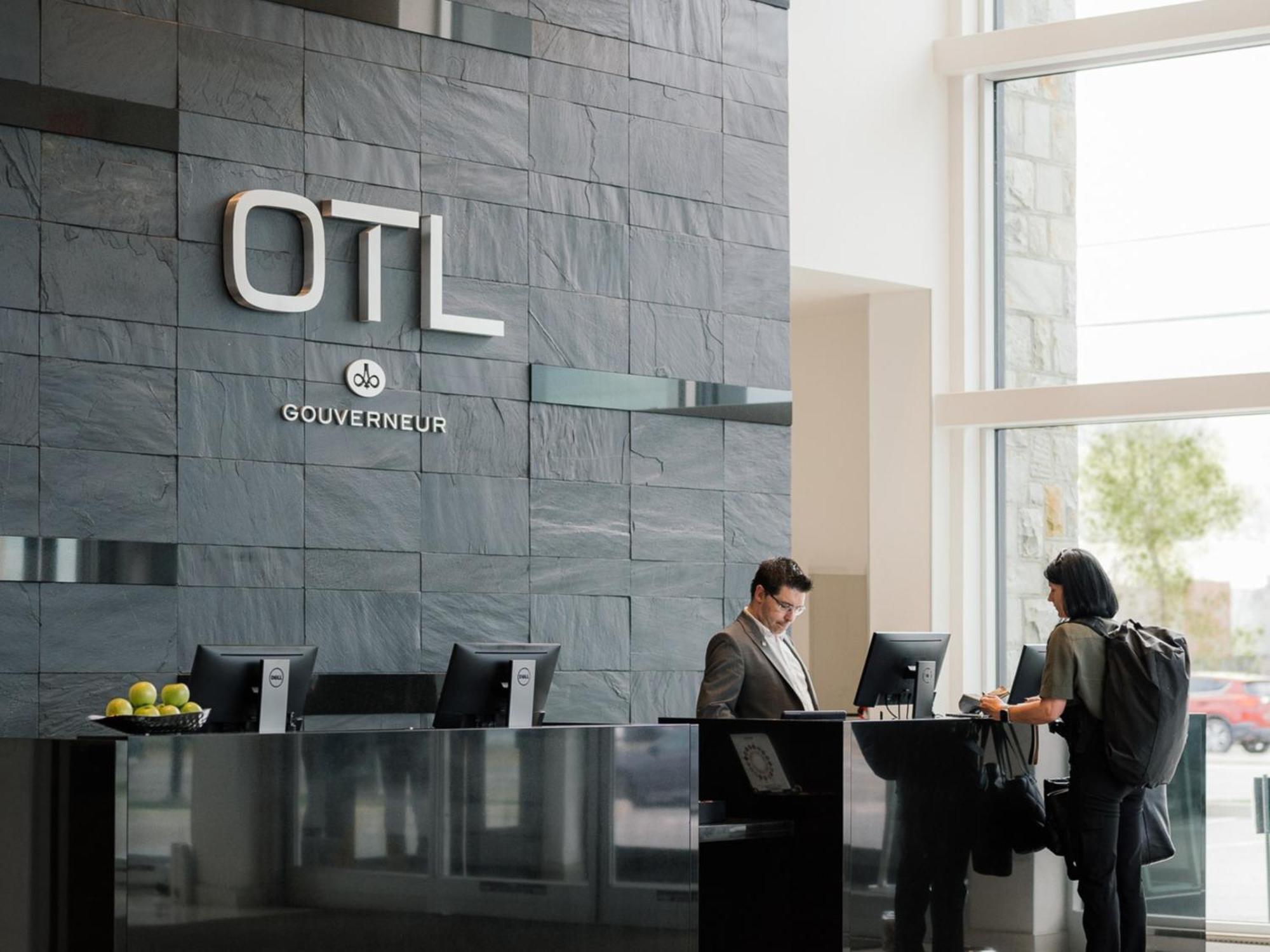 Otl Gouverneur Chicoutimi Exteriör bild OTL's reception area