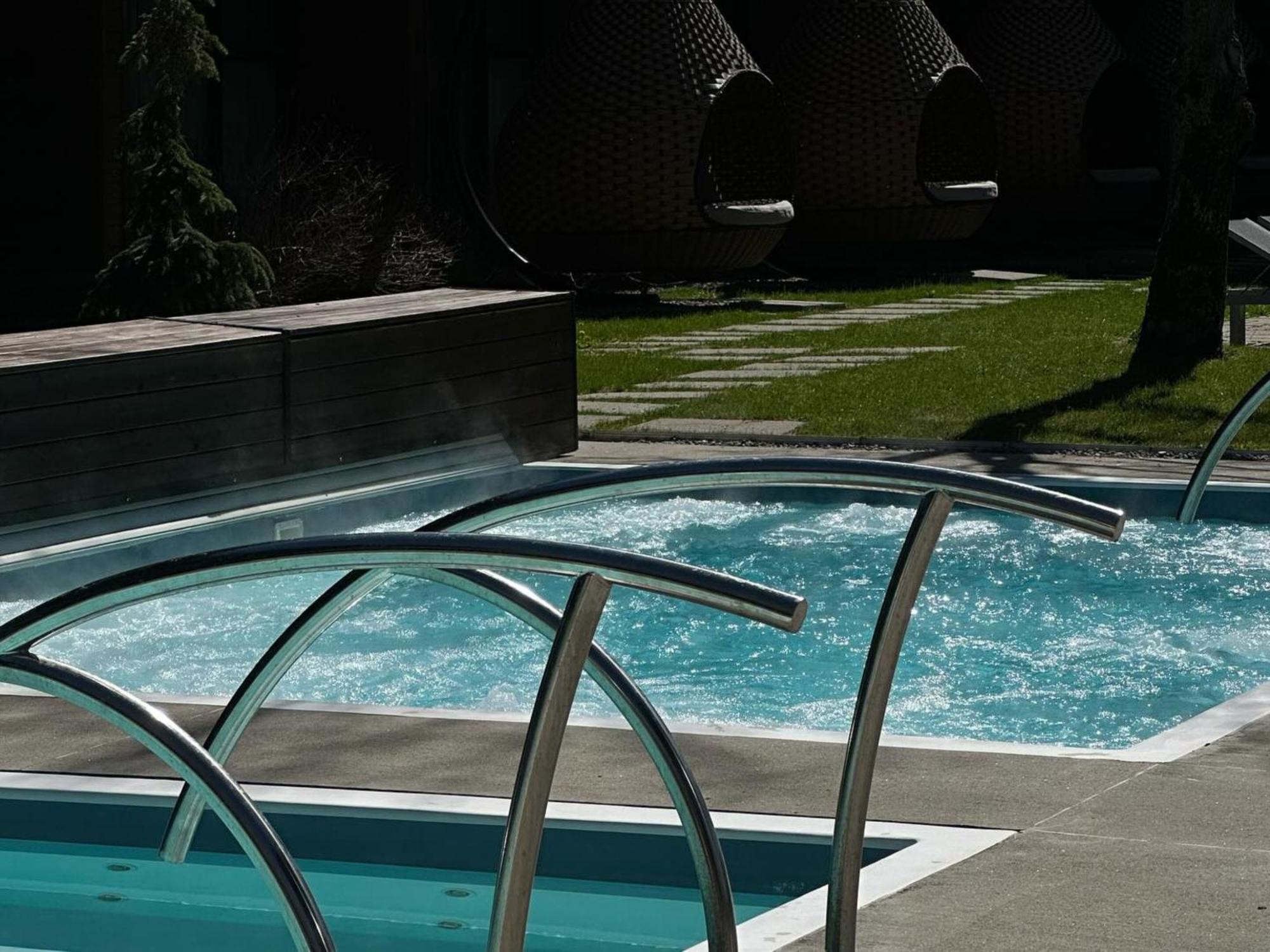 Otl Gouverneur Chicoutimi Exteriör bild A pool enclosure