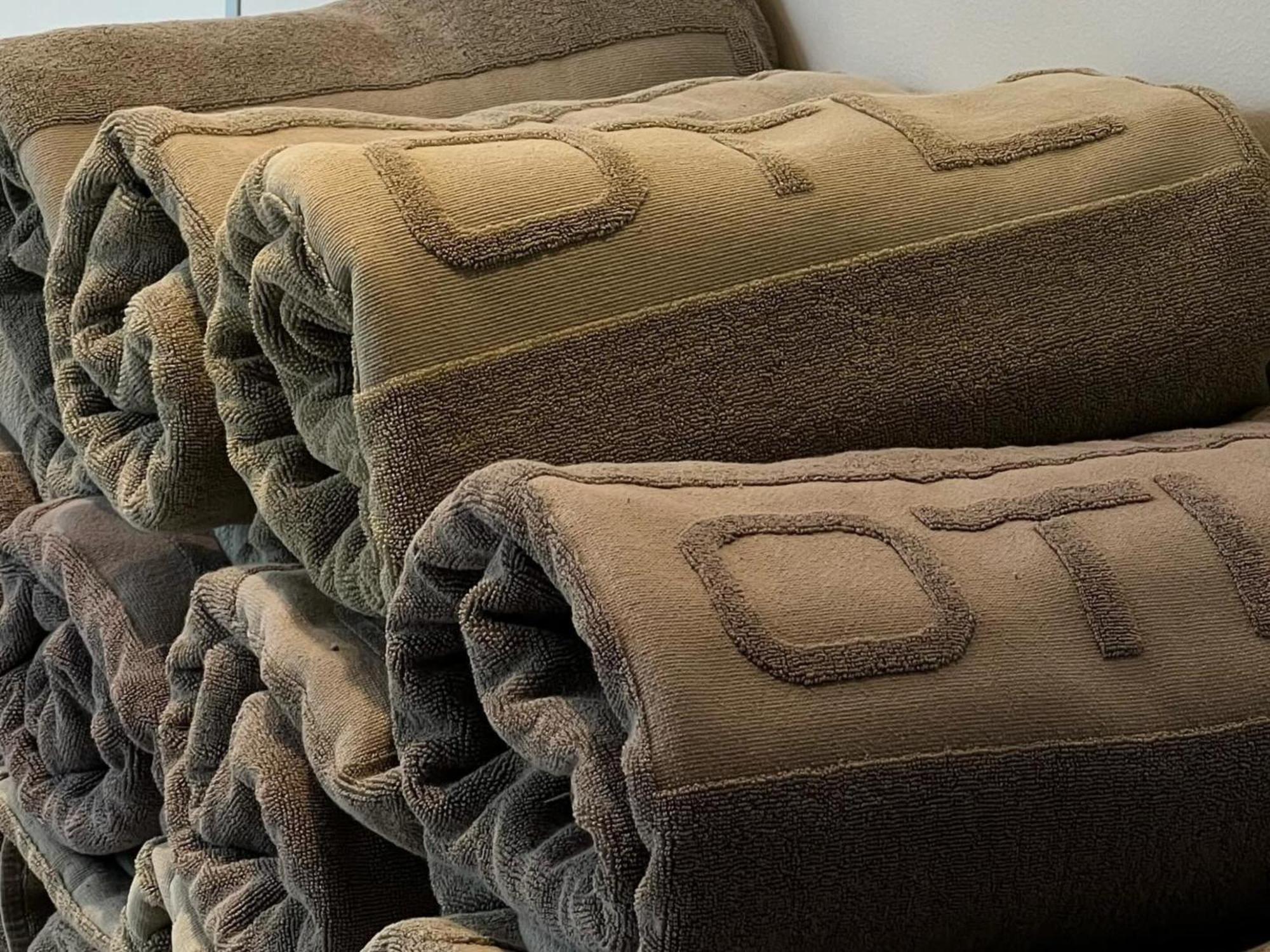 Otl Gouverneur Chicoutimi Exteriör bild A stack of rolled up shikibuton
