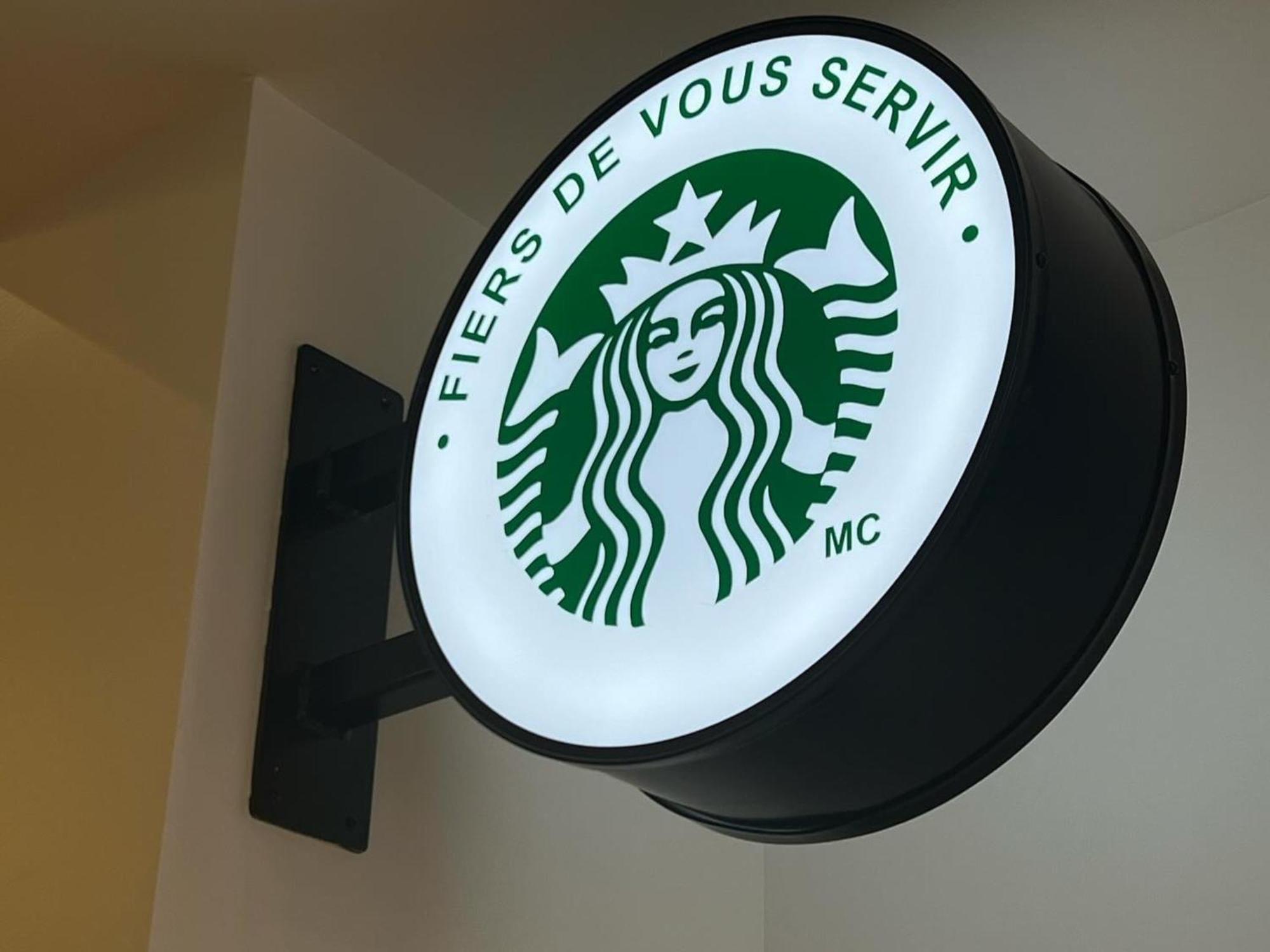 Otl Gouverneur Chicoutimi Exteriör bild Starbucks in Paris