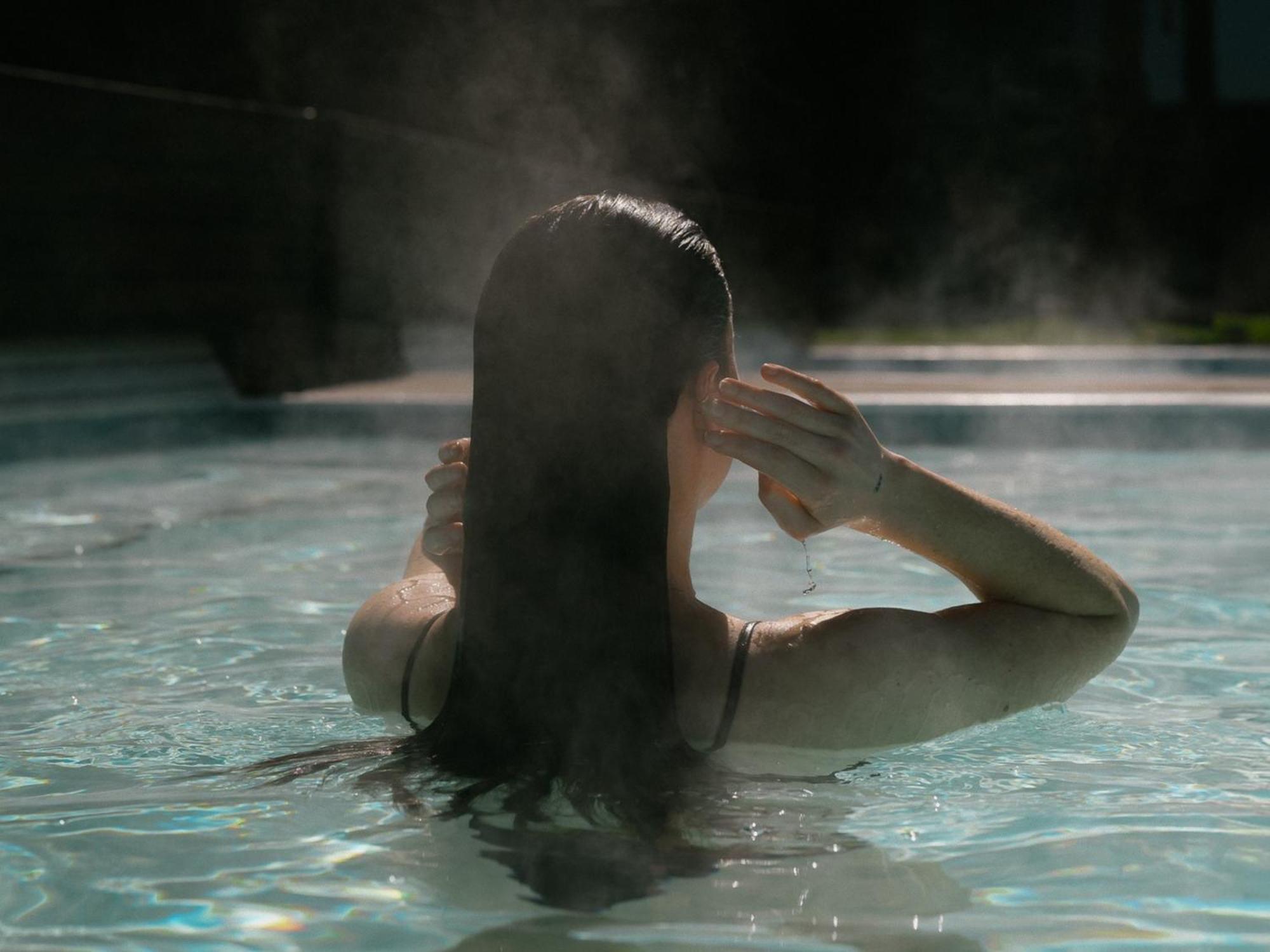 Otl Gouverneur Chicoutimi Exteriör bild A woman bathing in a hot spring