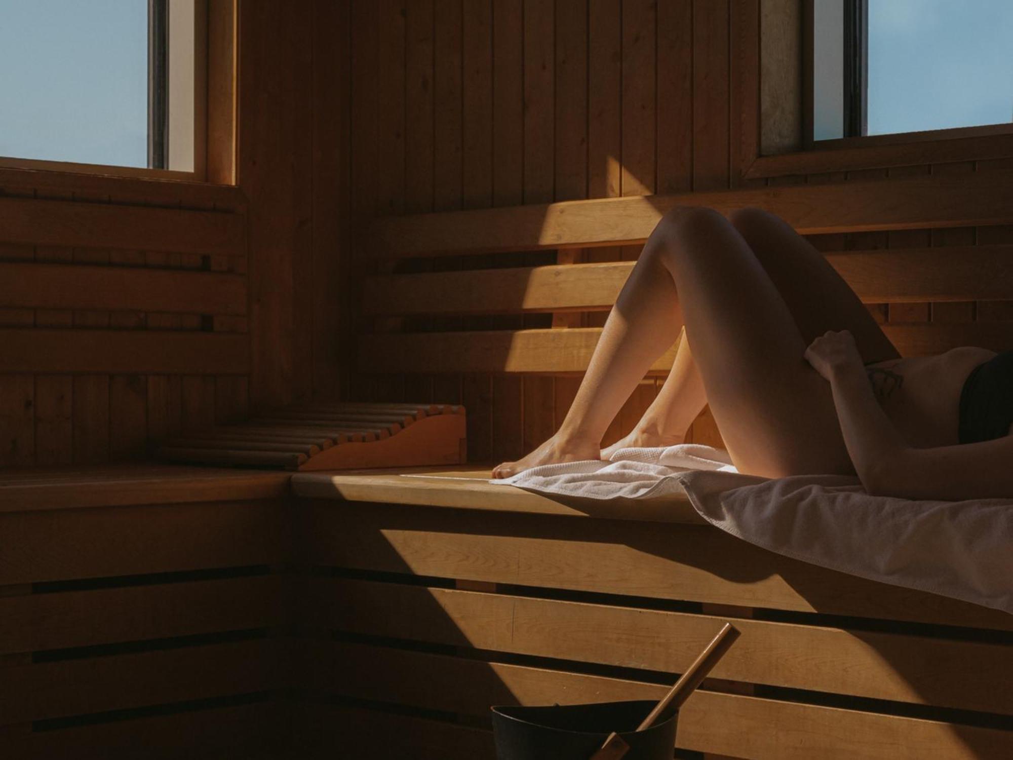 Otl Gouverneur Chicoutimi Exteriör bild Sauna bathing